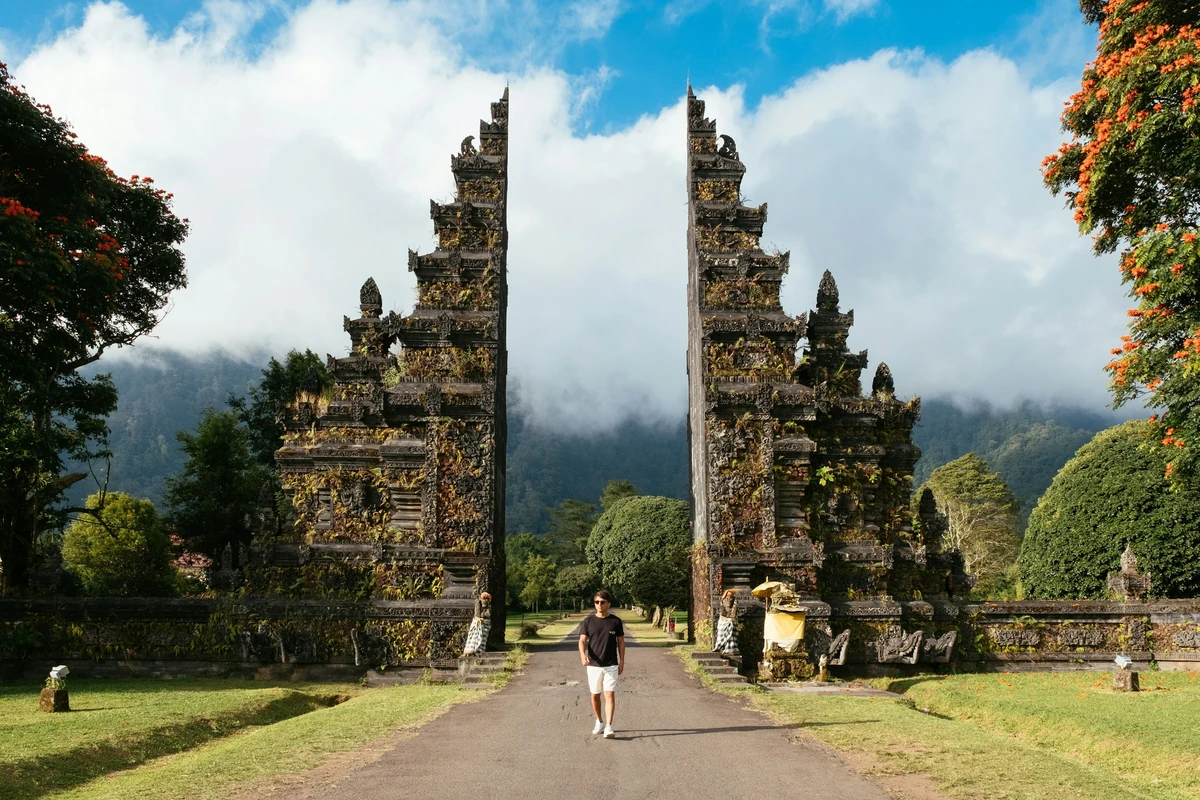 Gerbang candi di Bali; foto stok