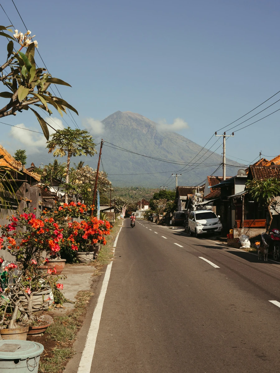 Jalan menuju gunung; foto stok